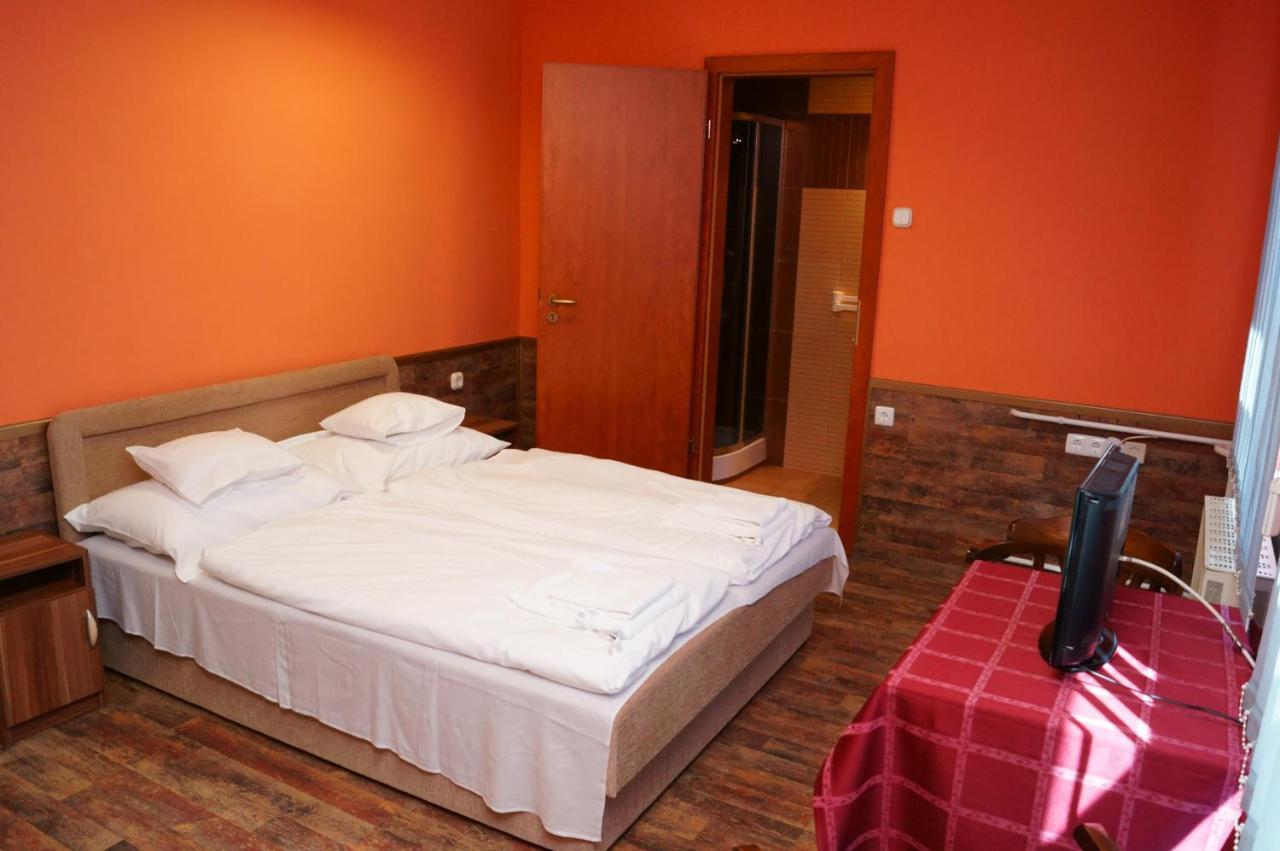 Malomudvar Etterem Cukraszda Panzio Es Rendezvenyhaz Gyongyos Room photo