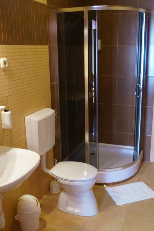 Malomudvar Etterem Cukraszda Panzio Es Rendezvenyhaz Gyongyos Room photo