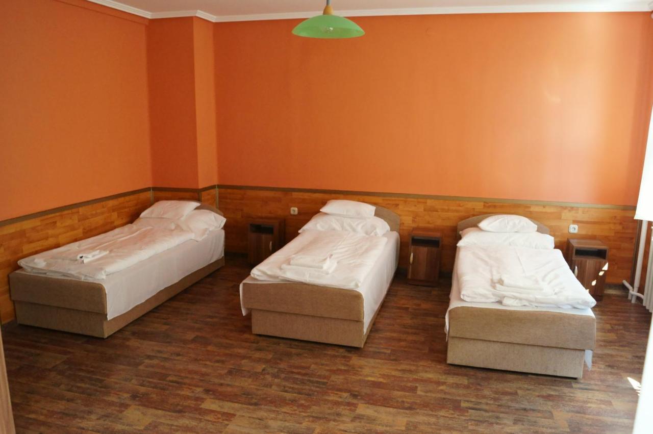 Malomudvar Etterem Cukraszda Panzio Es Rendezvenyhaz Gyongyos Room photo