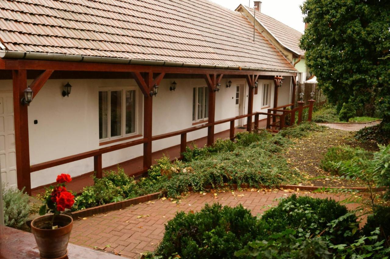 Malomudvar Etterem Cukraszda Panzio Es Rendezvenyhaz Gyongyos Exterior photo