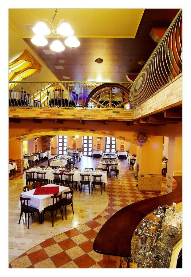 Malomudvar Etterem Cukraszda Panzio Es Rendezvenyhaz Gyongyos Exterior photo